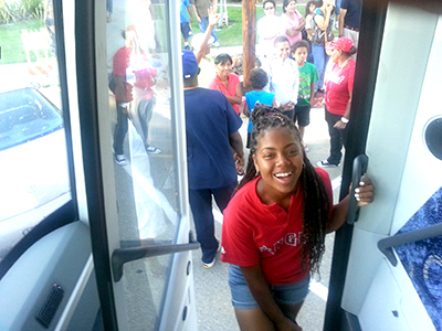 PHOTO_Kid_First Tee_boarding_bus_400